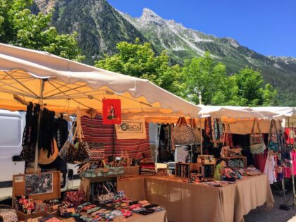 Stand devant la montagne