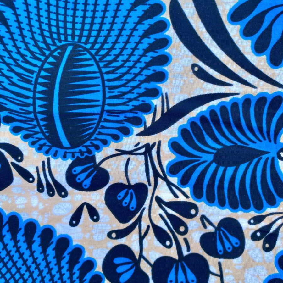 Tissu Wax bleu beige imprimé Feuillage détail